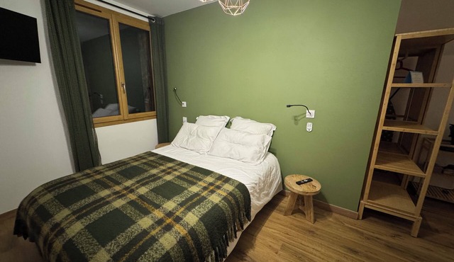 A cocooning room on the edge of the forest