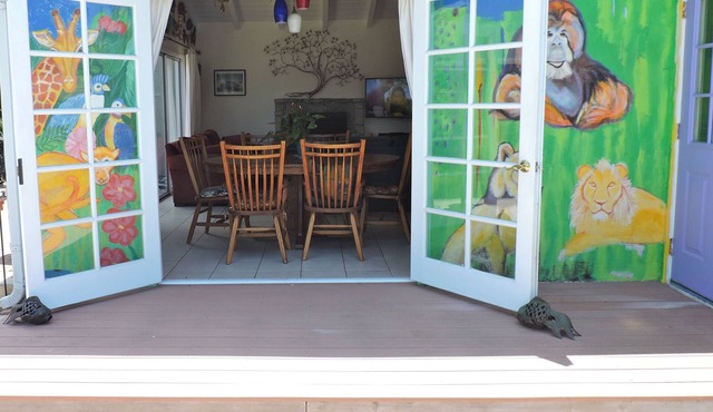 A Colorful Bungalow For L.A. Adventure, Close To The Beaches & Freeway