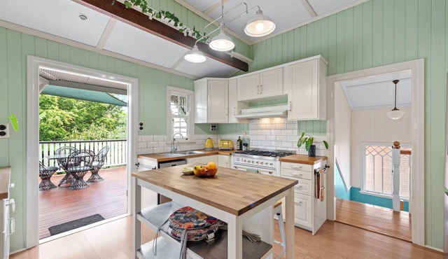 A Colourful Life! 4Bed/2.5Bath/1Car ~ Queenslander