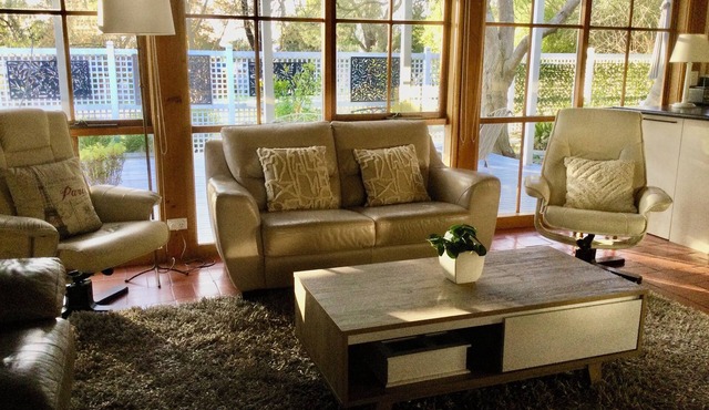 A comfortable 2 storey house with undercover outdoor eating area,fire pit & wifi