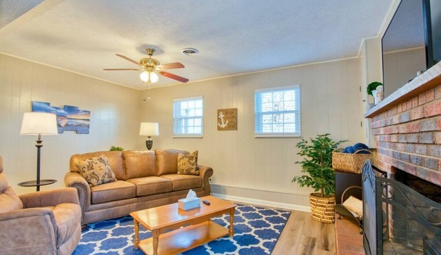 A comfortable home near the Motor Mile and Boone Lake, 5mins to I-26, Wing Deer Park, and the Mall.