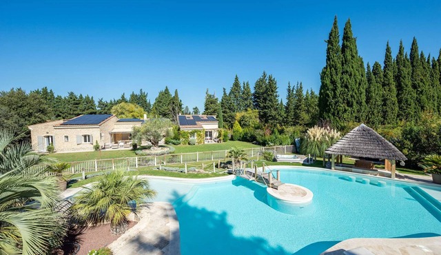 A comfortable property enjoying a view of the Alpilles mountain range - Sleeps 10