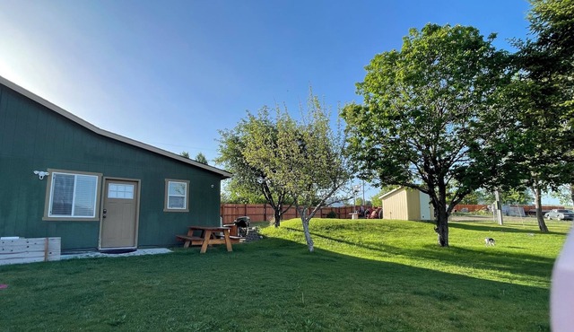 A comfortable retreat to relax. Amazing mountain-views & pet friendly.