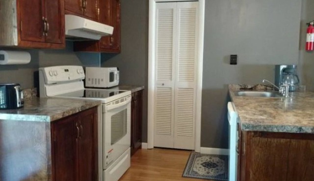 A Comfy Place near SAU. Kitchenette, Private Entrance, Queen Bed, Bath.