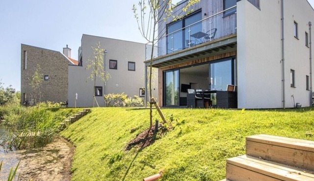 A contemporary glass fronted lake side home that sleeps 8 guests in 4 bedrooms