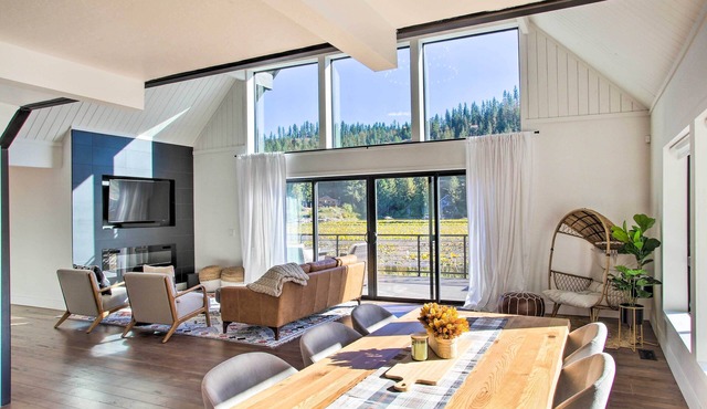 A Contemporary Dream: Lakefront Rathdrum Oasis!