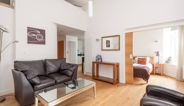 A contemporary one-bedroom apartment located in the heart of Edinburgh's city centre. Sleeps 2.