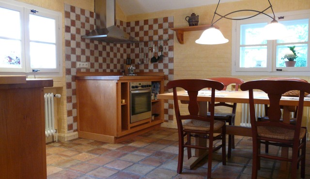 A converted fruit barn, thatched, on 2 floors with 2 bedrooms in Jork