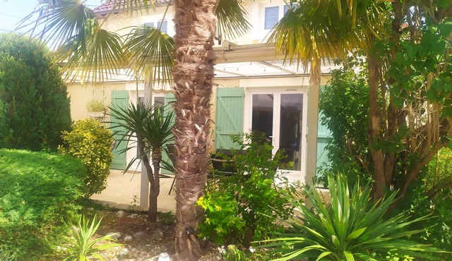 A cool house for the summer, in a quiet, flowery garden, relaxation assured.