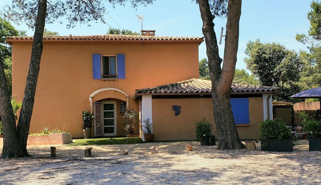 A corner of paradise in the Nîmes garrigue for 4 people.