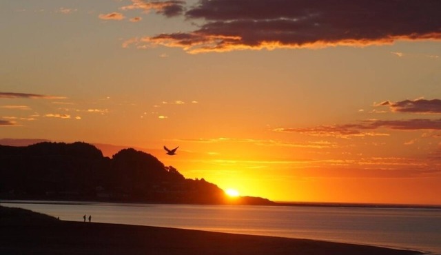 A Cosy Bach in the heart of Raglan, 'WHARE AROHA' Check in 2pm Check out 11am.