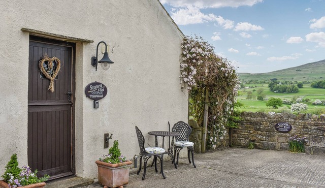 A cosy cottage with spectacular views and optional hot tub.