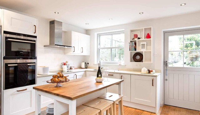 A cosy country cottage in the village of Curbar with amazing views of Curbar Edge