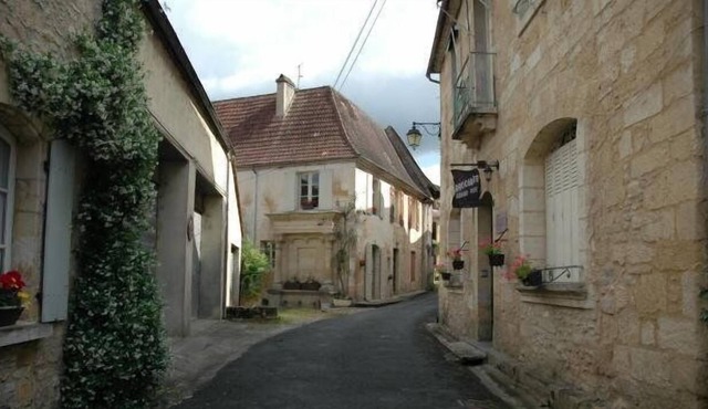 A cosy little pied-à-terre ideal for a couple, all amenities on walking distance.