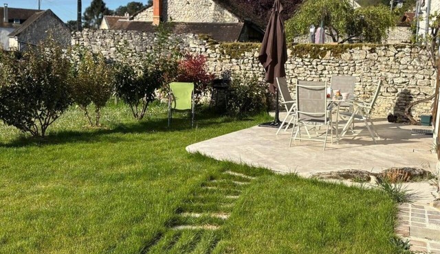 A cosy nest at the foot of the forest, retro-chic