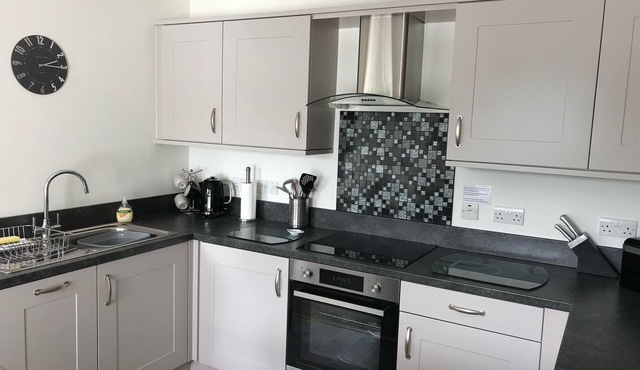 A cosy open plan apartment, ideal for couples, within walking distance of many local amenities.