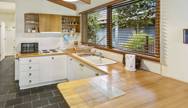 A cosy, pet-friendly holiday home on Raymond Island with fireplace