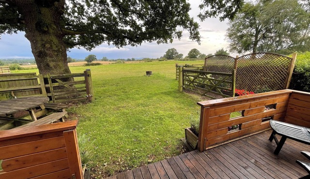 A Cosy, pet-friendly, Rural Cabin with far reaching views over the countryside