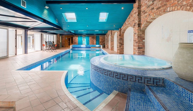 A Cosy, Rustic, Romantic Retreat with a Swimming Pool, Jacuzzi and Sauna!