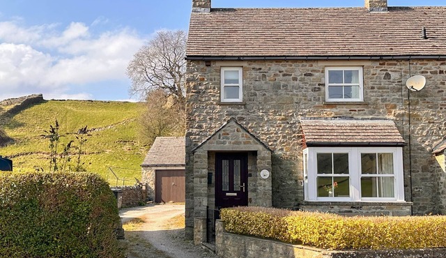 A cosy stone cottage with stunning views, village charm, and adventure at your doorstep