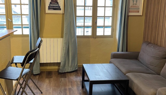 A cosy studio in a lively central district