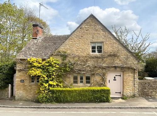 A Cotswold Gem, Sleeps 4, Pub Shop & Cafe in Village