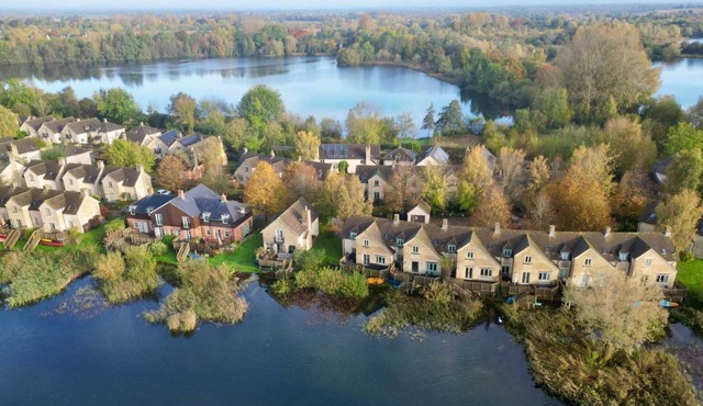 A cotswold stone waterside cottage that sleeps 6 guests in 3 bedrooms