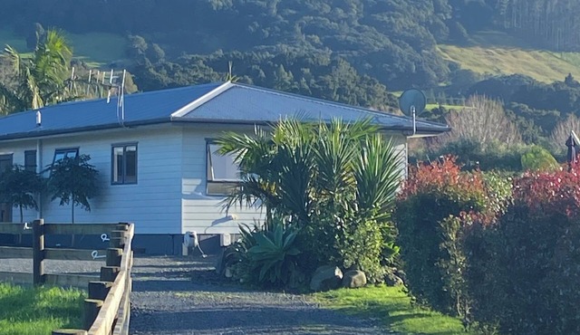 A cottage in a rural setting yet only minutes to Hospital, Barge Park and town.