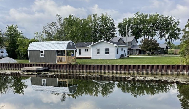 A cottage on a canal w/great hunting , fishing (86 Bayview Ave Shrewsbury)
