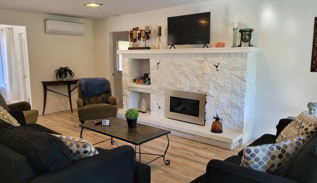 A Cottage Retreat w/ indoor & outdoor Fireplace