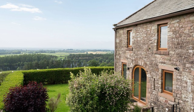 A cottage that sleeps 4 guests in 2 bedrooms