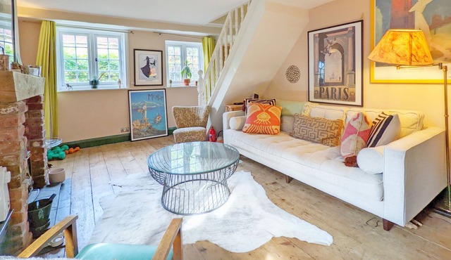 A cottage that sleeps 4 guests in 2 bedrooms