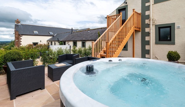 A cottage that sleeps 4 guests in 2 bedrooms