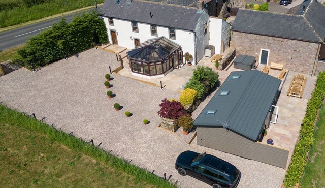 A cottage that sleeps 12 guests in 6 bedrooms