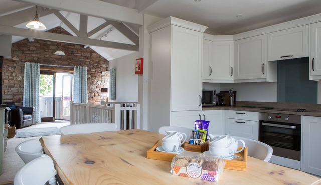 A cottage that sleeps 4 guests in 2 bedrooms