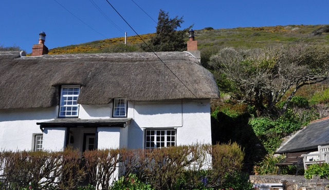 A cottage that sleeps 6 guests in 3 bedrooms