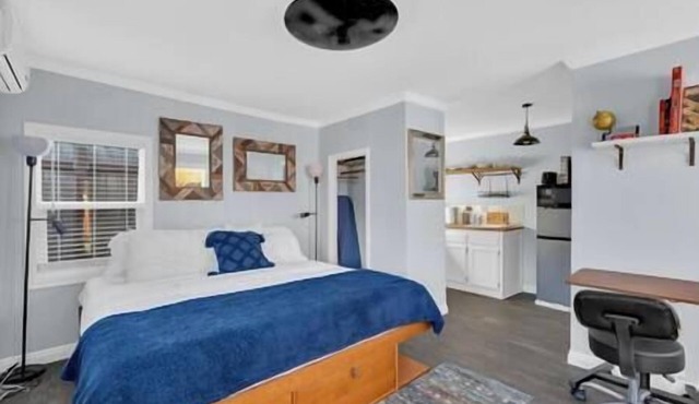 A+ Cottage- Walk to UC Davis Med Center and Shriners King Bd