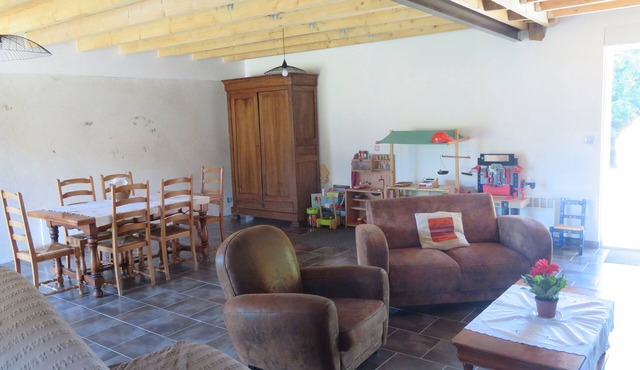 A country house with birds. Ideal for families and couples nature.