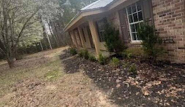 A country Private retreat nestled 2 miles from Paul B johnson And Camp Shelby.