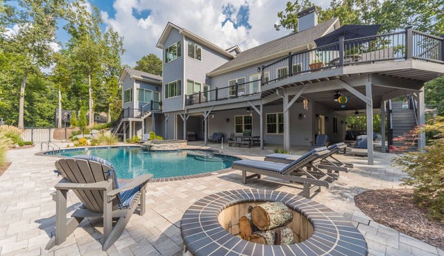 A Cove of Comfort and Relaxation in a Quiet Lake Community