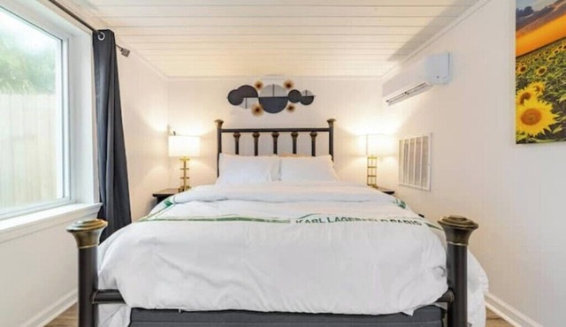 A cozy 1-bedroom apartment with massaging bed. Close to FSU, FAMU, AIRPORT &I10.