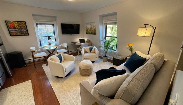 A Cozy 1 Bedroom Gem You'll LOVE!nSleeps 4, Pet Friendly, With Parking,