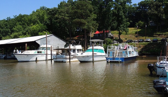 A Cozy And Classic Hatteras 43' Yacht In One Of The Best James River Locations