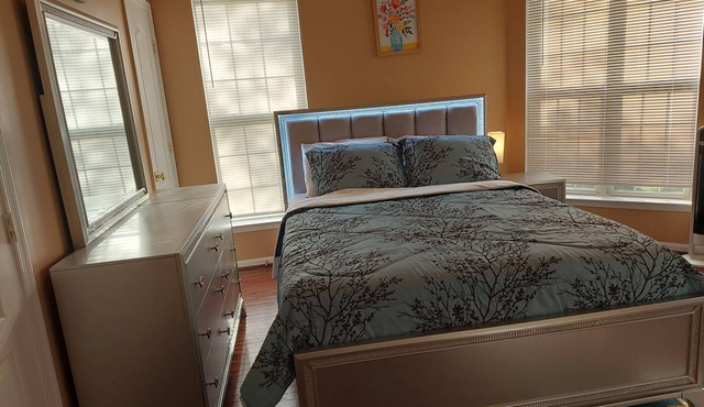 A cozy bedroom in a house in the heart of Bowie Maryland. 10 to 15 minutes to DC