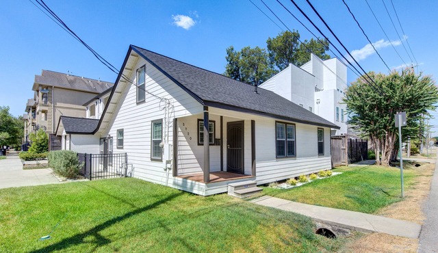 A Cozy Bungalow Home 5 min from Downtown Houston, next to the Memorial Park