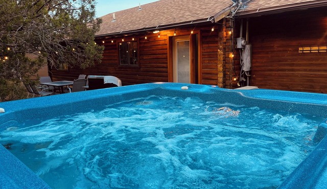 "A Cozy Cabin Escape in Tijeras"+Hot Tub+Pet Friendly!