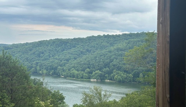 A cozy cabin, with lake views, located only 15 miles from Cumberland Falls!