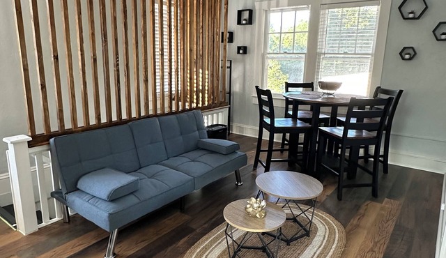 A Cozy & Charming 2 bedroom Apartment in Historic Downtown Deland.