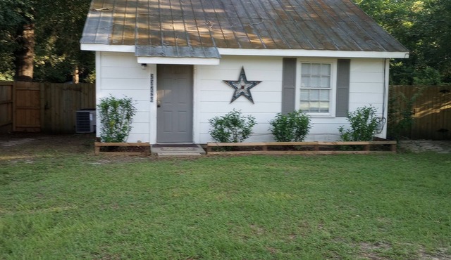 A cozy cottage in Florala, Alabama and just minutes away from Lake Jackson.