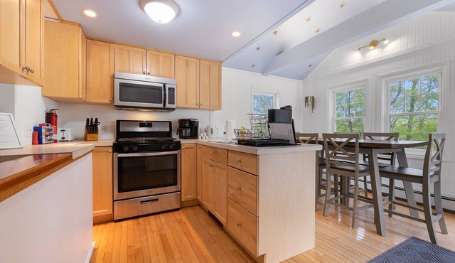 A cozy cottage with a beautiful deck - swim, hike and play!